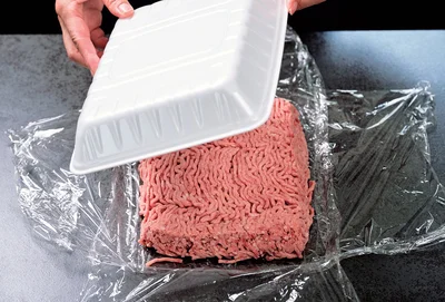 ひき肉の冷凍法1　ラップを十字に敷いてひき肉を載せる