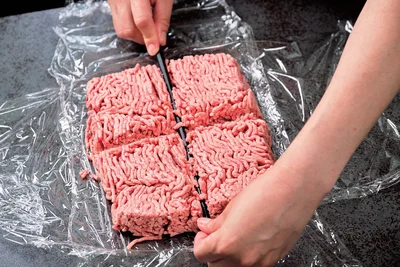 ひき肉の冷凍法2　箸で切り目を入れる