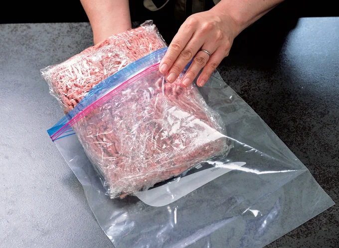 ひき肉の冷凍法3　冷凍用保存袋に入れて冷凍