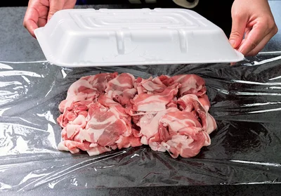 こま切れ肉の冷凍法1　トレイからラップに移す