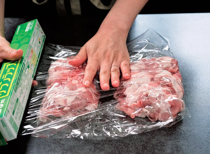 こま切れ肉の冷凍法3 離した状態でくっつかないようにラップする