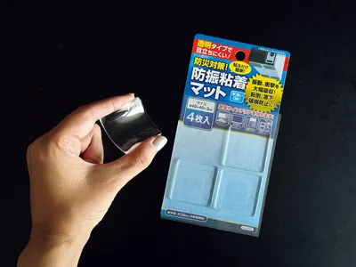 【こう解決！】粘着マットを貼っておくと片手でサッと取り出せるからイライラしません。粘着マットは常に何サイズか持っていて、ズレ防止に使っています