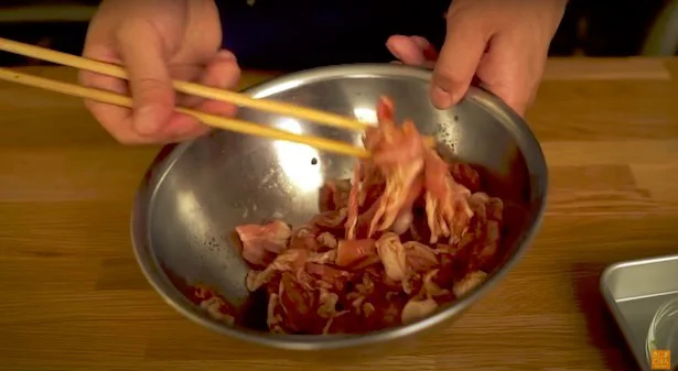 ほぐしながら調味料をなじませます