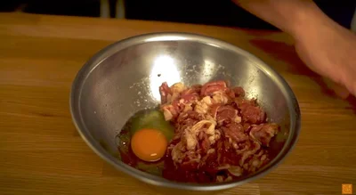 肉をボウルの片側に寄せ、空いたところに卵：1個を割り入れる