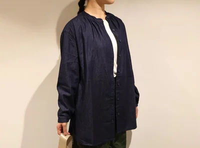 シンプルな白Tに羽織ってみるとこんな感じ