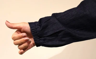 袖口が半分ゴム仕様になっているので袖まくりがしやすい！