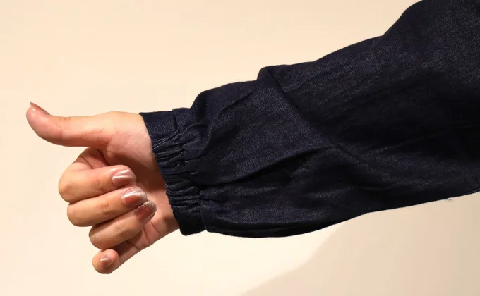 袖口が半分ゴム仕様になっているので袖まくりがしやすい!