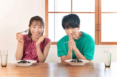 「慶一郎、死神！」「誰が死神や！(笑)」NEWS小山慶一郎さん＆実姉みきママがお口真っ黒で大はしゃぎ