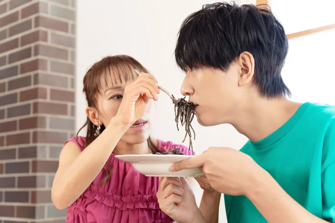 小山さんの唇を黒くするために、みきママさんは「口閉じて!」と塗り塗り
