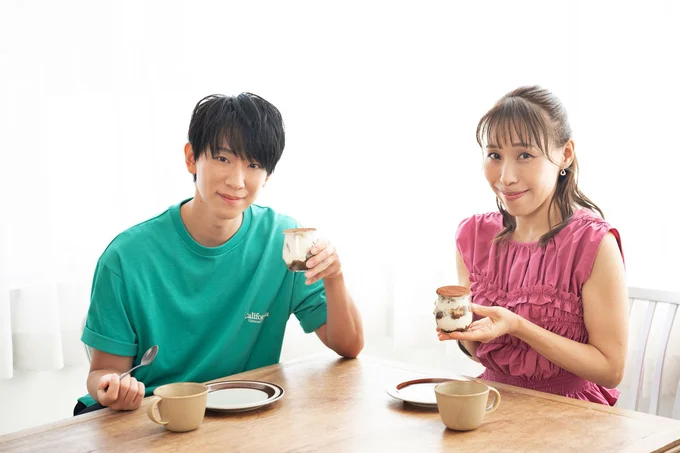 2人が座るとおしゃれカフェのよう。ティラミスの断面も美しい☆