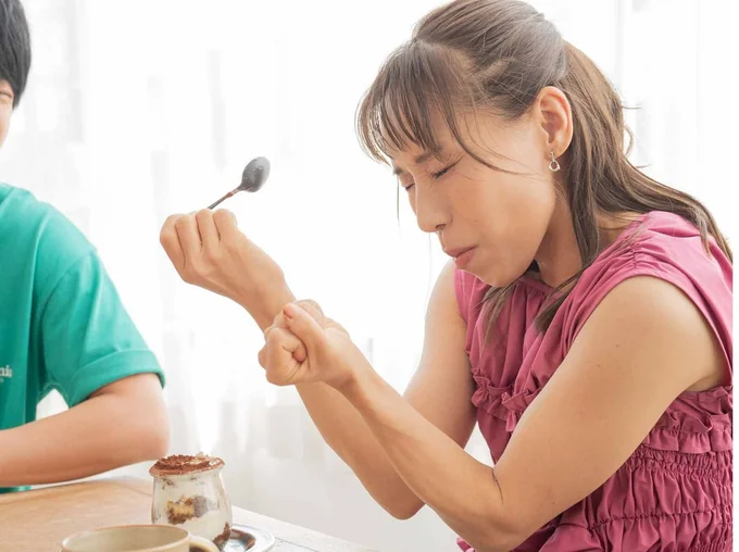 表情と体で「おいしい!」を表現するみきママさん