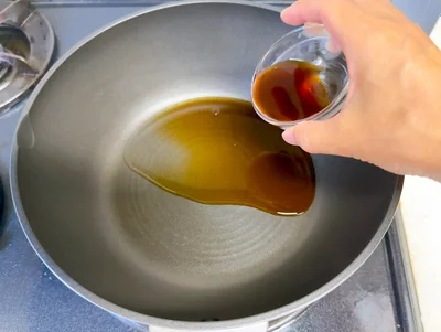 まずはフライパンにぽん酢・水・みりんを入れて煮立たせて