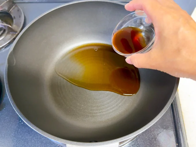 まずはフライパンにぽん酢・水・みりんを入れて煮立たせて