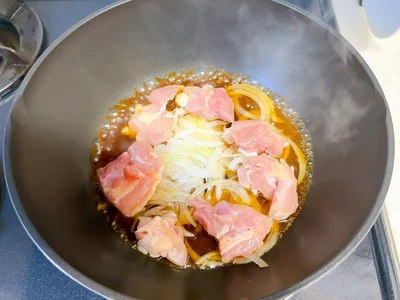 スライスした玉ねぎととり肉を投入