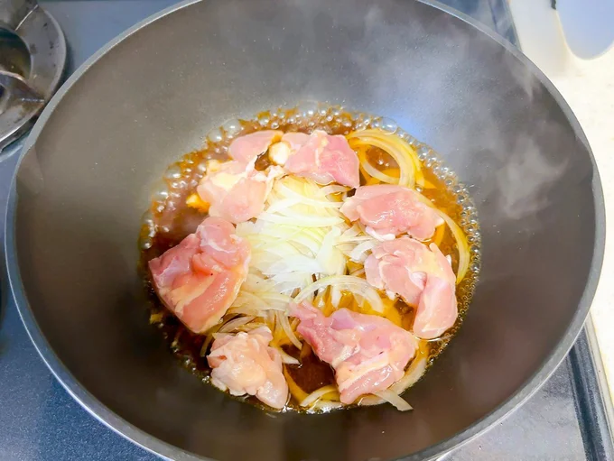 スライスした玉ねぎととり肉を投入