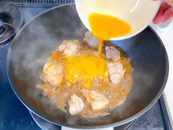溶き卵を入れたら、ふたをして弱火で火を通す