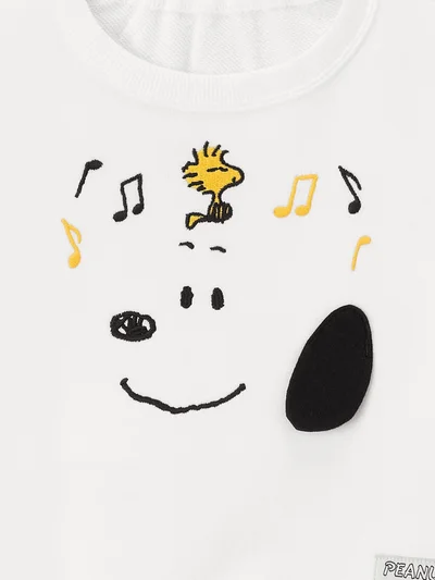 スヌーピーの上で音符とともに飛び跳ねるウッドストックもかわいい
