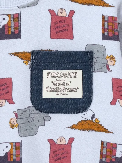 小さなデニムの胸ポケットには、PEANUTSタグがちょこんと付いて特別感たっぷり