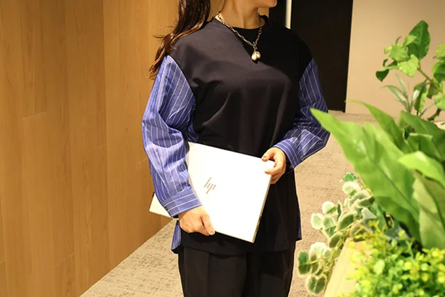 「きちんと服」の新定番!? シャツとTシャツの“いいとこどり”トップスで洗練された印象に
