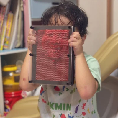 4歳の男の子がおもちゃを手にしています▶よーく見てみると…（⇒次へ）
