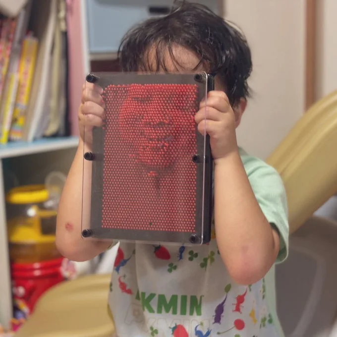 4歳の男の子がおもちゃを手にしています▶よーく見てみると…（⇒次へ）