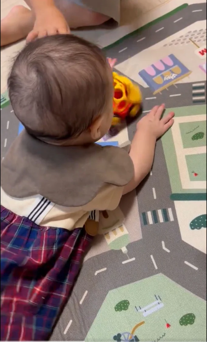 なかよしで嬉しい！▶4歳長男くんと0歳次男くんが一緒のおもちゃで遊んでいます（⇒次へ）