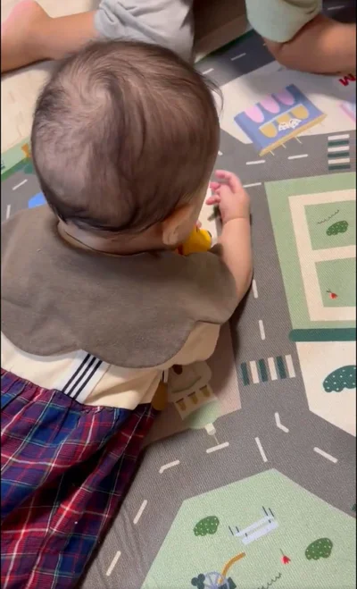 おもちゃを近づけてあげている優しいお兄ちゃん▶兄とは真逆の個性のメンタルつよつよ系女子の妹「しおさん」。大人気子育てコミックエッセイ『しおさん1歳 令和ギャル爆誕の道のり』は次画像から読めます（⇒次へ）