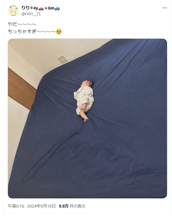 大人用の大きなベッドの上で横になっている小さすぎる次男くん▶(⇒次へ)