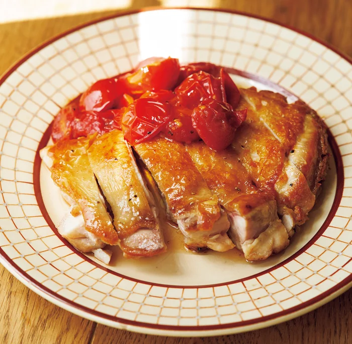 焼き方にコツがあります！有賀薫さんの＜トマトソースのチキンソテー＞／おうちごはんは日々のくりかえし。（2）
