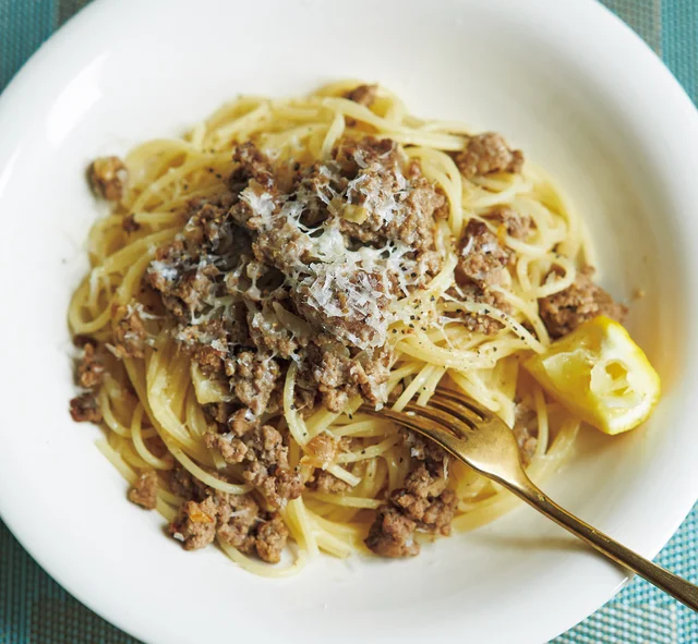 有賀薫さんの＜白いミートソースのスパゲッティ＞定番メニューが早変わり／おうちごはんは日々のくりかえし。（4）