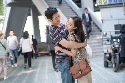 笑顔を浮かべて抱き合う2人
