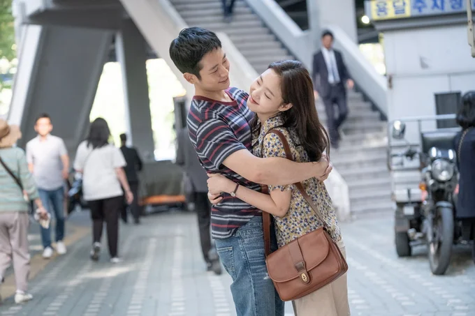 笑顔を浮かべて抱き合う2人