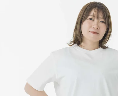 肩回りの丸みを消す「角」があるデザインのTシャツ