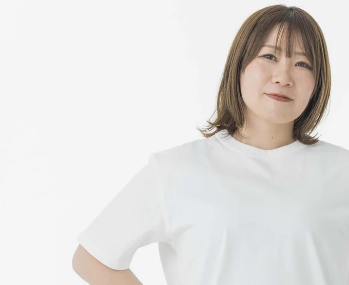 肩回りの丸みを消す「角」があるデザインのTシャツ
