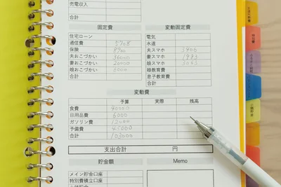 自分専用の家計簿で、1カ月の収支を管理。貯蓄は口座を分けて先取り！