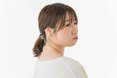 丸く開いている襟ぐりが首のうしろのもりっと感を強調させる…