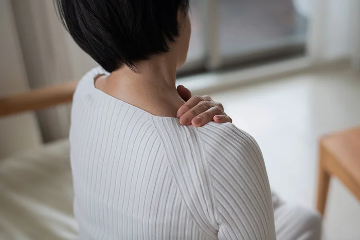 慢性的な肩こりと急な肩こりは原因が違う？ 毎日続けたいこりほぐしのやり方／おうち養生 きほんの100（6）