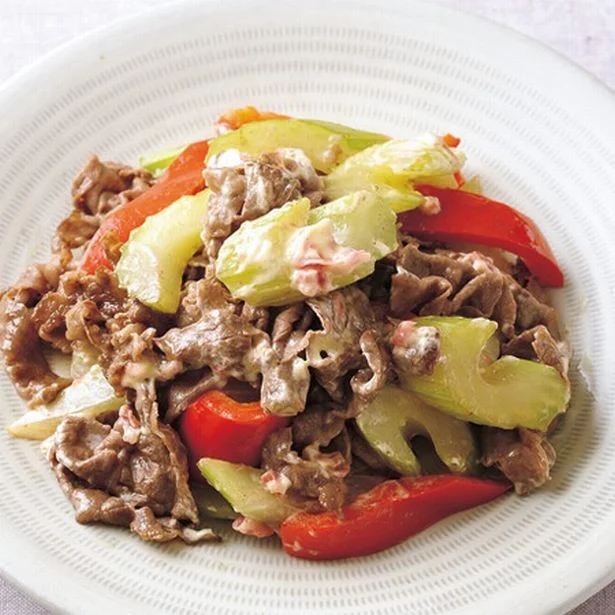 【時短レシピ】味つけは梅＆マヨにおまかせ！「牛肉とセロリの梅マヨ炒め」