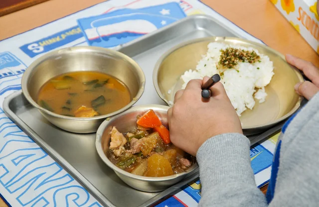 「おれの知ってる給食とちがう」日本各地の変わり種給食がすごすぎる！