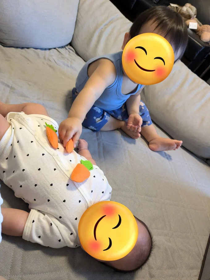 妹ちゃんをお世話しようとする様子にほっこり▶妹ちゃんのお腹に注目(⇒次へ)