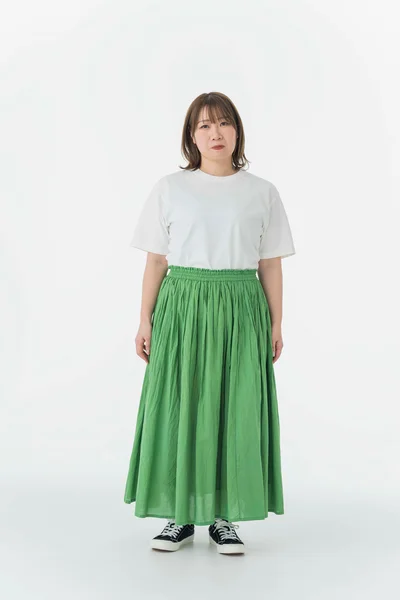 白Tシャツとスカートの境目がはっきりしていて目立つ