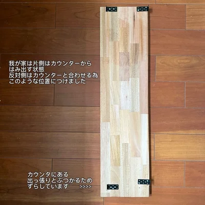 カットした木材に金折と言う金具を取り付けた画像