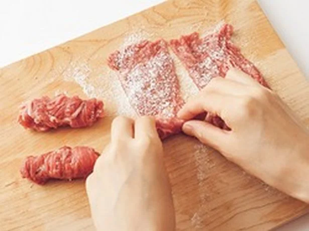 薄切り肉は、まとまりやすいように、小麦粉をふって巻く。肉が小さい場合は、2枚重ねる