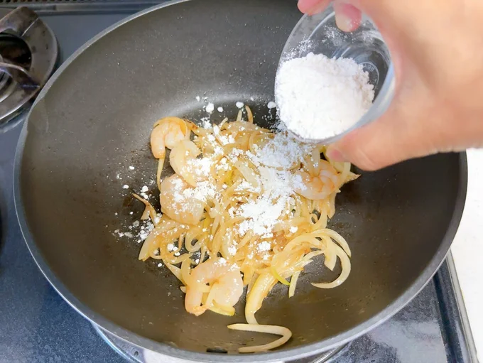 小麦粉を入れる前に、必ず弱火に!