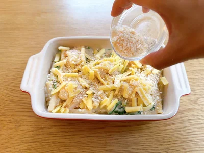 チーズとパン粉を散らしたらオーブンへ