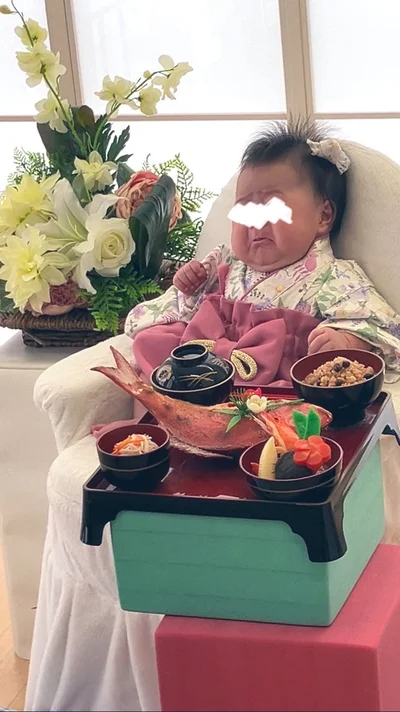 眉毛と口から不機嫌が伝わってきます▶このポストには「大物になりそうな面構え」などのコメントが寄せられました（⇒次へ）