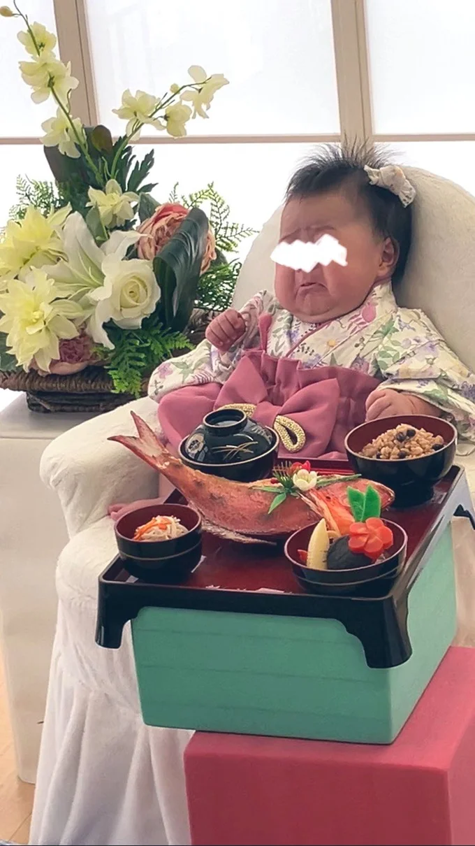 眉毛と口から不機嫌が伝わってきます▶このポストには「大物になりそうな面構え」などのコメントが寄せられました（⇒次へ）