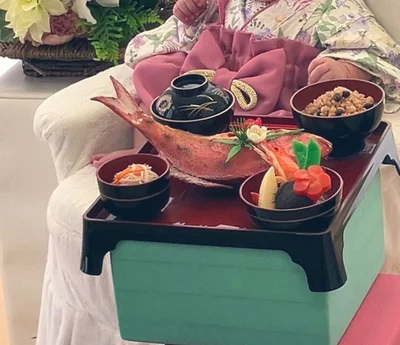 百日祝いの豪華な料理▶赤ちゃんの表情が…（⇒次へ）