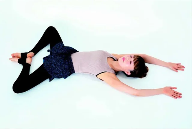 1日がんばった自分へ…“おつかれさま”のポーズ【ぐっすり眠れるおやすみ前のヨガ】
