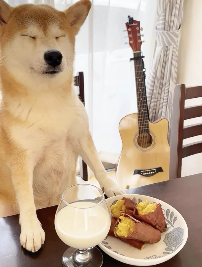 テーブルの上には牛乳と焼き芋があります▶これはどんな時の表情？（⇒次へ）